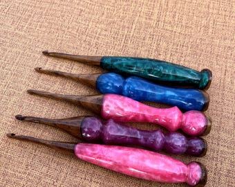 Ganchillos de resina, juego de ganchillos hechos a mano con mezcla de madera y resina, ganchillos ergonómicos para principiantes, coloridos ganchillos de 18 cm (7 pulgadas).