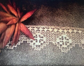 Antique Linen Lace Hand-Knotted Hand-Darned Filet Lace Sicily Italy