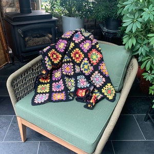 Carré de grand-mère afghan multicolore fait main en laine fait main, couverture vintage au crochet coloré fait main, afghan tricoté vintage