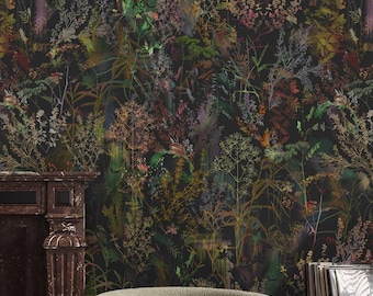 Puede incluir: Papel pintado oscuro con un diseño botánico detallado. El diseño presenta una variedad de flores silvestres y follaje en tonos verdes, amarillos, rosas y morados. Una chimenea y una silla son visibles en primer plano.