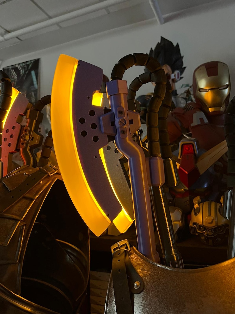 Op de afbeelding: Een close-up van een fantasiebijl met een gloeiend geel blad en een paarse kop. De bijl heeft een gedetailleerd ontwerp met een metalen handvat. Onderdeel van een verzameling fantasie-items.