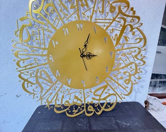 Elegante Arabische Kalligraphie Wanduhr - Goldmetallische Islamische Dekorative Uhr für Zuhause & Büro