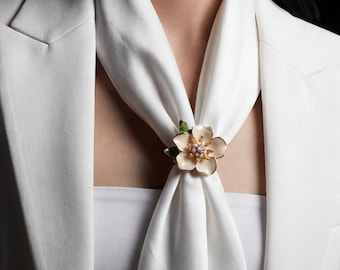 Weiße Blumen Schalspange, Emaille Gardenia Schalspange, Blumenbrosche für Frauen, Luxus-Seidenschalring, Geschenk für Mama