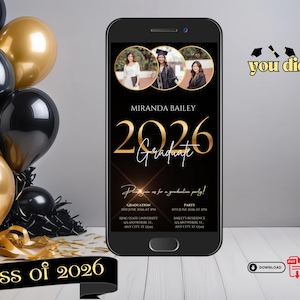 Może przedstawiać: Smartfon wyświetla zaproszenie na ukończenie studiów z napisem "Miranda Bailey 2026 Graduate". Projekt zawiera złote akcenty na czarnym tle, z balonami i banerem z napisem "Class of 2026".
