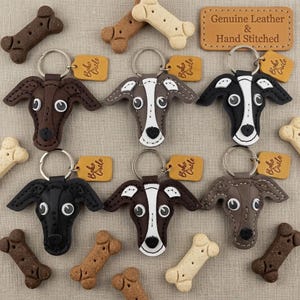 Puede incluir: Seis llaveros de cuero con forma de perro, con anillas metálicas y pequeñas etiquetas color canela con la inscripción Boho Circle. Los llaveros presentan varios colores, incluyendo marrón oscuro, marrón claro, negro y blanco, con premios.