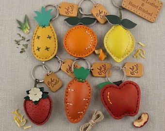 Handgenähter Schlüsselanhänger aus Leder in Fruchtform: Boho-Kreisanhänger mit Apfel, Karotte, Zitrone und Orange