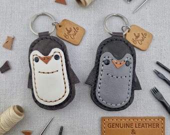 Handgefertigter Pinguin-Schlüsselanhänger aus Leder, runder Boho-Taschenanhänger, handgenäht, inspiriert von der Antarktis