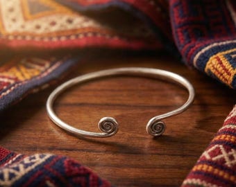 Handcrafted White Metal Bangle – Sculptural Spiral Cuff, Minimalist Boho
