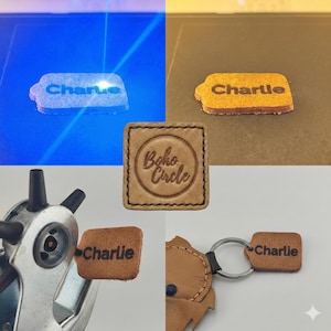 Pu&ograve; includere: Un collage di articoli di artigianato in pelle. Include un pezzo inciso al laser con "Charlie", una toppa "Boho Circle" e un portachiavi con un'etichetta "Charlie". Gli articoli sono in varie fasi di produzione, con strumenti e illuminazione visibili.