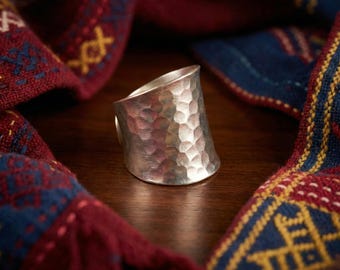 Handgefertigter, gehämmerter Ring mit breitem Band, Silber der Bergvölker, verstellbarer Boho-Schmuck