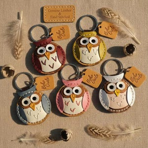 Llavero de búho de cuero artesanal / Llavero con cara de pájaro cosida / Accesorio de criatura del bosque