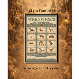 Puede incluir: Impresión enmarcada de 30x45 cm, con "Wrenwick's Cigarette Cards" con ilustraciones de fauna mecánica. La impresión tiene una estética vintage, con un fondo sepia y un marco oscuro. El texto incluye "Clockwork Fauna" y la dirección de Etsy.