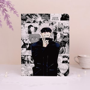 Può includere: Un taccuino in stile manga in bianco e nero, raffigurante un personaggio con una benda e capelli bianchi. Il taccuino presenta il testo "IMMEASURABLE" e "JUJUTSU HIGH SECOND YEAR SATORU GOJO".