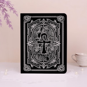 Custodia personalizzata Ankh Web per iPad, compatibile con iPad A16, iPad 8/9/10, Mini 5/6/7, Air 5/6/7 11'' 13'', Pro 2024 2025. Un regalo personalizzato pensato apposta per te.
