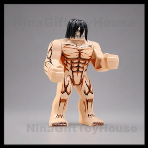 K&ouml;nnte beinhalten: Eine Kunststoff-Actionfigur in hellem Beigeton mit schwarzem Haar und einem skelettartigen Munddesign. Die Figur weist braune Muskelmarkierungen an Brust, Armen und Beinen auf. Der Text NinaGiftToyHouse ist im Hintergrund zu sehen.