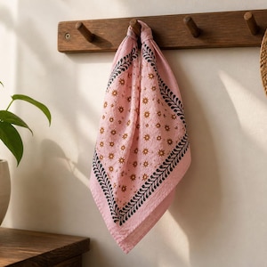 Blushrosa blommigt blockmönster bomullsbandana, mjuk paisleyhalsduk