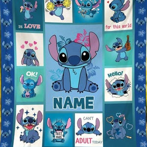 Puede incluir: Una manta azul y blanca con el personaje Stitch de Lilo & Stitch. La manta tiene m&uacute;ltiples paneles con Stitch en varias poses, junto con texto como "Family is Love" y "Too Cute for this world".