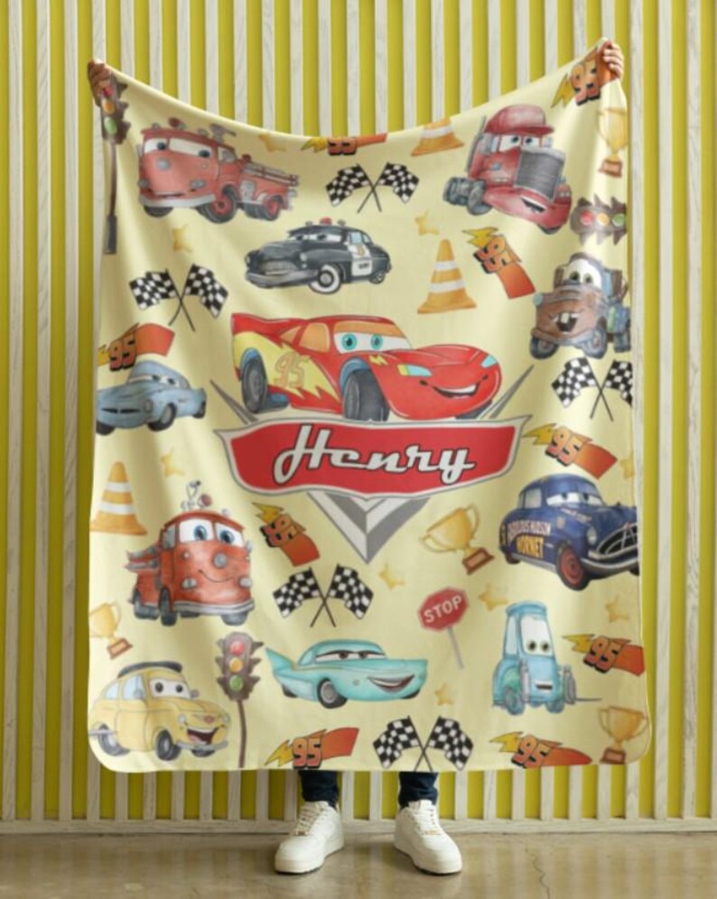 Peut inclure: Une couverture jaune clair avec des illustrations de voitures de dessins anim&eacute;s, des drapeaux &agrave; damiers et des troph&eacute;es. Le nom "Henry" est affich&eacute; dans une banni&egrave;re rouge. La couverture pr&eacute;sente un motif r&eacute;p&eacute;t&eacute; de voitures de course et d'autres v&eacute;hicules.