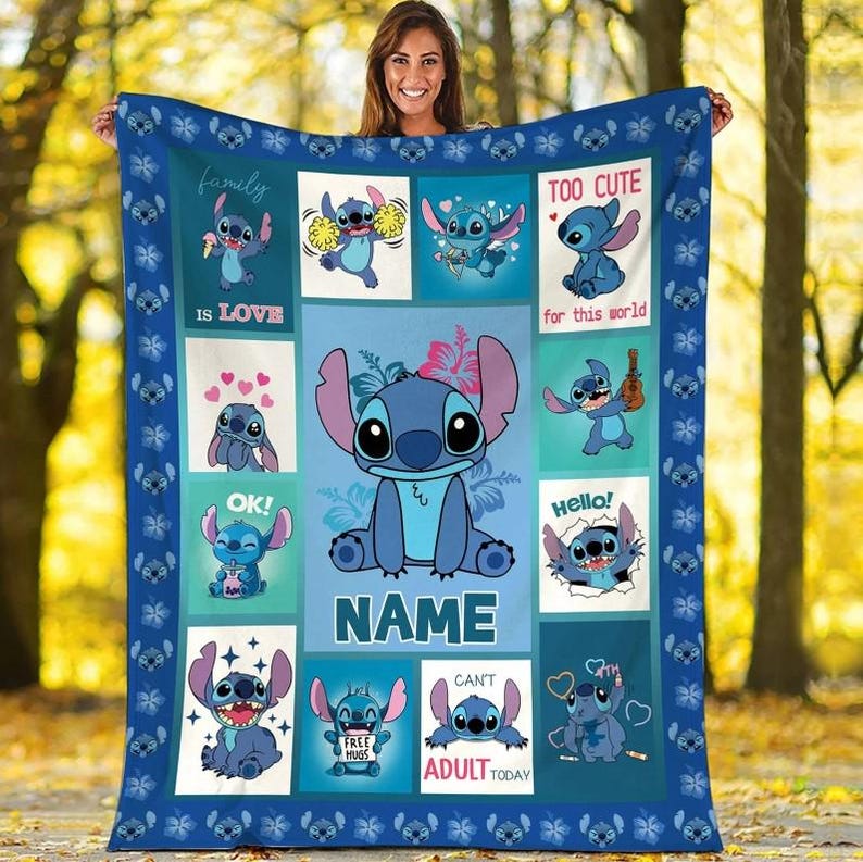 Puede incluir: Una manta azul con un collage de ilustraciones del personaje Stitch. La manta tiene un borde azul oscuro con un patr&oacute;n floral. Las ilustraciones incluyen a Stitch con texto que dice "Family is Love", "Too Cute for this world", "OK!", "Hello!", "Free Hugs" y "Can't Adult Today".