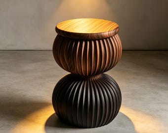 手作りの砂時計型テーブル - ミッドセンチュリー風の彫刻的なサイドテーブル、リビングルームやギャラリー向けの高級アート家具、ハイエンドな木製装飾品