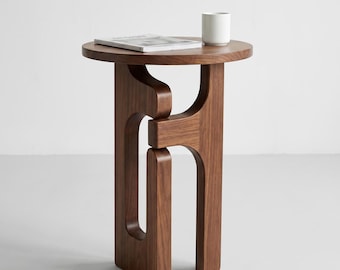 Tavolino d'appoggio in legno realizzato a mano, con un design unico a gambe intrecciate, stile Wabi-Sabi e rustico.