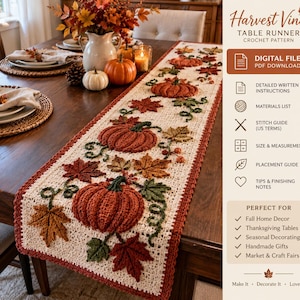 Pode incluir: Um caminho de mesa de crochê na cor creme com um padrão repetitivo de abóboras laranja tridimensionais e folhas de outono multicoloridas em tons de vermelho, marrom e verde, finalizado com uma borda laranja escura e o texto Harvest Vine.