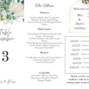 Op de afbeelding: Een trouwmenukaart met een bloemenontwerp en de woorden "The Menu" bovenaan. Het menu bevat voorgerechten, hoofdgerechten, desserts en cocktails. De kaart bevat ook de bruilofttijdlijn en de namen Mia & Drew.