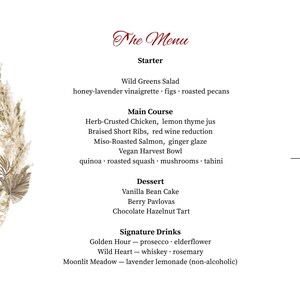 Może przedstawiać: Menu i harmonogram wesela na białym tle. Menu zawiera przystawki, dania główne, desery i napoje firmowe. Harmonogram wymienia ceremonię, zdjęcia, godzinę koktajlową, kolację, toasty, ciasto i taniec. Numer stołu to 2.