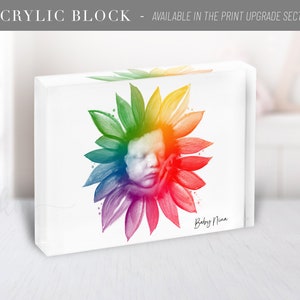 Pu&ograve; includere: Un fiore dai colori dell'arcobaleno con il viso di un bambino al centro. Il fiore &egrave; realizzato con acquerello e ha uno sfondo bianco. Il testo "Baby Nina" &egrave; scritto sotto il fiore.