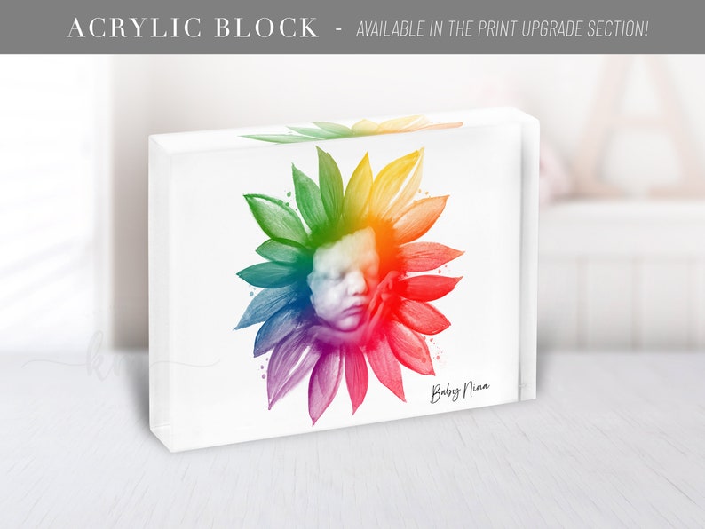 Pu&ograve; includere: Un fiore dai colori dell'arcobaleno con il viso di un bambino al centro. Il fiore &egrave; realizzato con acquerello e ha uno sfondo bianco. Il testo "Baby Nina" &egrave; scritto sotto il fiore.