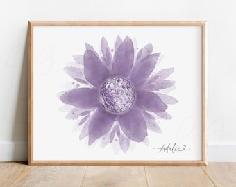 Könnte beinhalten: Ein gerahmter Aquarelldruck mit einer großen, stilisierten lila Blume. Die Blume hat mehrere Schichten von Blütenblättern und ein strukturiertes Zentrum. Der Druck ist mit "Adalee" in Kursivschrift signiert. Der Rahmen ist aus hellem Holz.