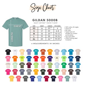 Puede incluir: Una tabla de tallas para camisetas Gildan 5000B de algod&oacute;n grueso para j&oacute;venes. La tabla incluye medidas de pecho y largo en pulgadas para las tallas XS a XL. La imagen tambi&eacute;n muestra una variedad de colores de camisetas.