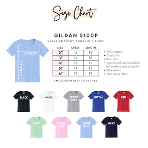 Puede incluir: Una camiseta azul claro para ni&ntilde;os peque&ntilde;os con una gu&iacute;a de medidas de pecho y largo. La imagen incluye una tabla de tallas con medidas en pulgadas y una paleta de colores de negro, blanco, gris deportivo, real, rojo, menta, rosa claro, azul claro y marino.