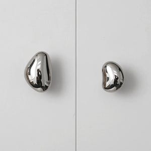 Schrankknöpfe: Polierter Chromkiesel, Oval asymmetrisch, minimalistisch, modern, Küchen- und Schranktüren
