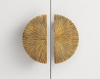 Kastgrepen: getextureerde handgrepen Sunburst Half Moon, halfronde dubbele deur geborsteld messing, kledingkast