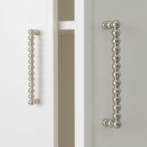 Maniglie moderne per mobili: maniglie per cassetti cromate lucide con perline, isola della cucina, arredamento per la casa