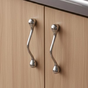 Geschwungene Möbelknäufe: polierte Chrom Garderobengriffe, moderne Möbel, Küchenschrank