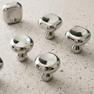 Puxadores modernos para armários: Puxador cromado polido para armários de cozinha e móveis modernos.