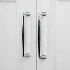 Puxadores de armário: puxadores de gaveta cromados polidos, ferragens de meados do século XX, gavetas de cômoda, portas de guarda-roupa.