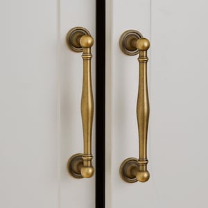 Vintage kastgrepen: antiek messing kralen achterplaat, taps toelopende staafgreep, hardware ladekast