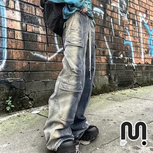 Puede incluir: Un juego de tres tazas de cerámica con acabado mate moteado. Las tazas son en tonos crema, gris claro y gris oscuro. Cada taza tiene un diseño simple y minimalista, ideal para café o té.