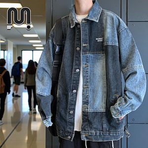 Könnte beinhalten: Eine Jeansjacke im Patchwork-Design in Blau- und Schwarztönen. Die Jacke hat eine Knopfleiste, einen Kragen und lange Ärmel. Der Text "VOLUNTAE CAUTIE" ist auf die Brust gestickt. Die Jacke hat eine lockere Passform und einen lässigen Stil.