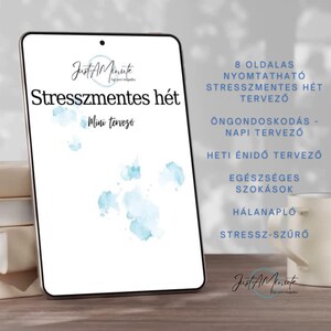 Könnte beinhalten: Ein digitales Tablet zeigt einen Planer mit dem Text "Stressfreie Woche" und "Mini-Planer" in Schwarz. Der Bildschirm zeigt auch eine Liste von Funktionen, darunter Tages- und Wochenplanung, gesunde Gewohnheiten und ein Dankbarkeitstagebuch. Der Hintergrund hat blaue Aquarellakzente.