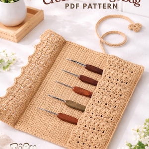 Puede incluir: Bolsa de almacenamiento de ganchillo beige con cuatro ganchillos. La bolsa está abierta, mostrando los ganchillos en un bolsillo. El texto "Crochet Storage Bag PDF Pattern" está en la parte superior. La bolsa tiene un borde decorativo y una corbata a juego.