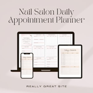 Op de afbeelding: Een digitale afsprakenplanner voor nagelsalons weergegeven op een laptop, tablet en smartphone. De schermen tonen dagschema's en zakelijke formulieren. De tekst op het scherm luidt "Nail Salon Daily Appointment Planner" en "Today's Schedule". De achtergrond is lichtbeige.