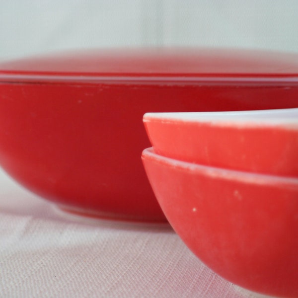 pyrex hostess serving bowl with lid and two matching bowls in red and milk glass