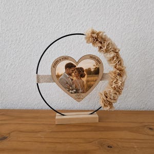Gepersonaliseerd huwelijksgeschenk met foto- en naamgravure | Hartvormige houten fotolijst in een metalen ring | Cadeau voor het bruidspaar