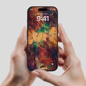Könnte beinhalten: Ein Smartphone mit einem farbenfrohen abstrakten Kunst-Hintergrundbild wird zwischen zwei Händen gehalten. Der Bildschirm zeigt die Uhrzeit 9:41 Uhr und das Datum Montag, 6. Juni an. Das Telefon hat einen schwarzen Rahmen.