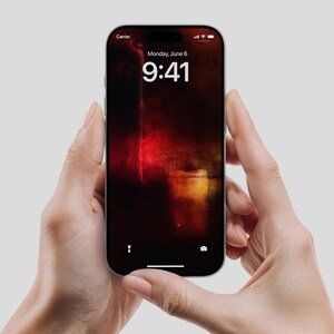 Könnte beinhalten: Ein schwarzes Smartphone mit einem dunkelroten und gelben abstrakten Hintergrund wird gehalten. Der Bildschirm zeigt die Uhrzeit 9:41 Uhr und das Datum Montag, 6. Juni. Das Telefon hat einen schwarzen Rahmen und eine Kerbe oben.