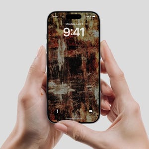 Könnte beinhalten: Ein Smartphone, das von zwei Händen gehalten wird und einen strukturierten, abstrakten Hintergrund in Braun-, Rot- und Weißtönen anzeigt. Der Sperrbildschirm zeigt die Uhrzeit 9:41 Uhr und das Datum Montag, 6. Juni.